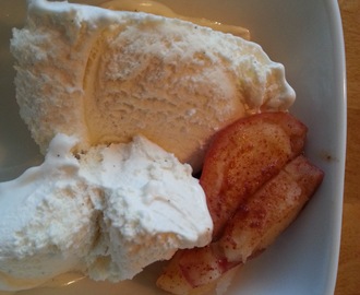 Grillet eple og banan med vaniljeis