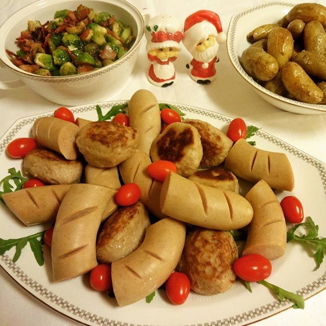 Stekte julepølser og medisterkaker fra Løiten ✿ Servert med ovnsbakte mandelpoteter og rosenkål stekt i bacon ✿