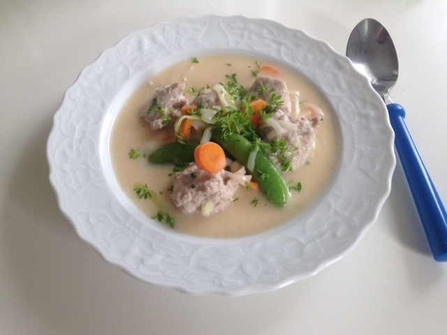Thaisuppe med kyllingkjøttboller og risnudler (Tom Gha)