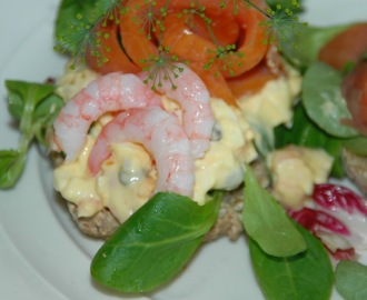 Laksesmørbrød med rekesalat