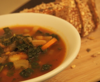 Grønnkålsuppe med små hvite bønner – supersuppe for snufsete vinterdager!