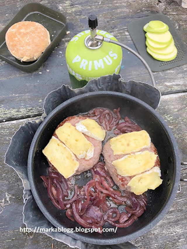Turmat - Hamburger med bacon, brie, eple og karamellisert rødløk