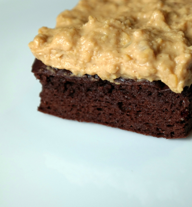 BROWNIE MED PEANØTTGLASUR