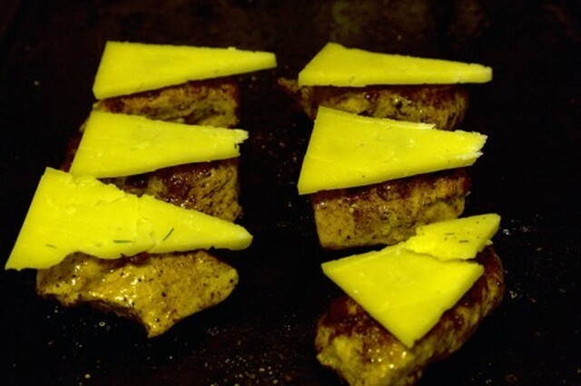 Manchego-gratinert svinemedaljong med bakte søtpotet-skiver