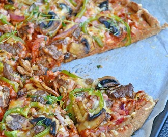 Pizza med hjemmelaget tomatsaus,  biff & sopp