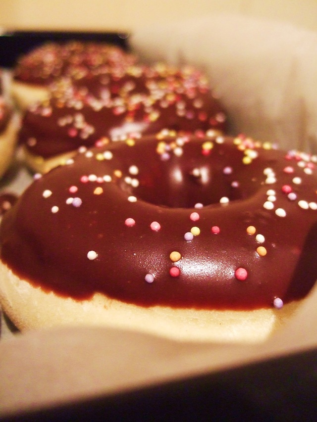Baked donuts med chocolate ganache glacing