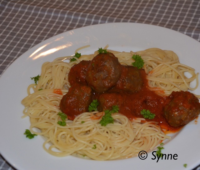 Kjøttboller i tomatsaus med spaghetti