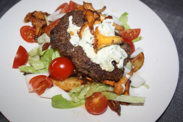 Lammeburger med kantarell, salat og tzatziki