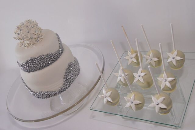 Silverpearls weddingcake and cakepops til bryllypsmiddag på Sigstad Gård.