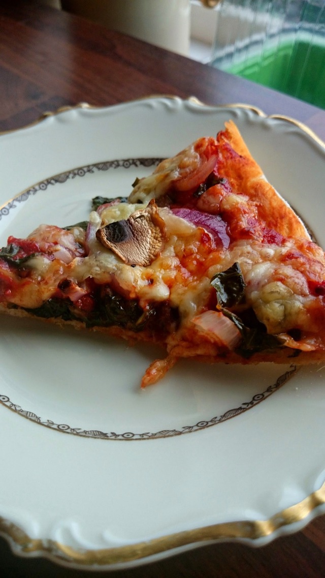 Vegetarpizza med grønnkål og hvitløk