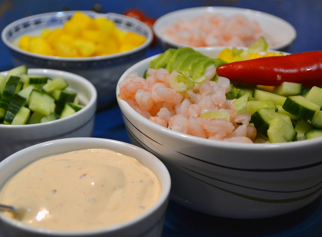 Poké bowl med räkor, avokado & sambal-sås