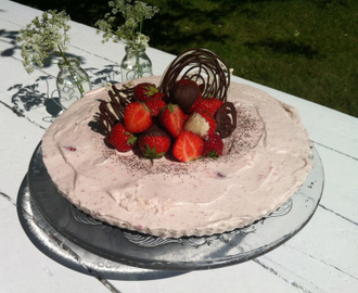 Nydelig kake til 17. mai - jordbærostekake med oreobunn