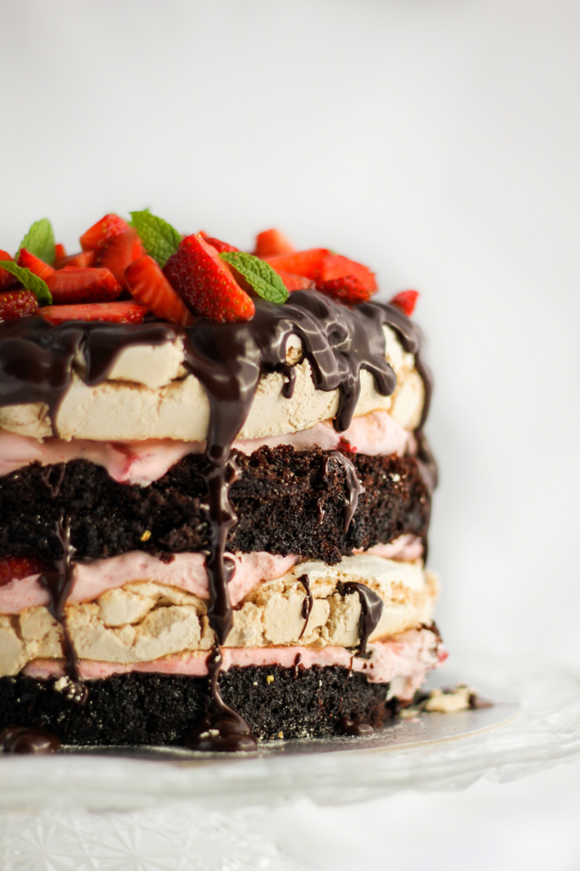 Sjokoladekake med marengs og jordbærfromasj.