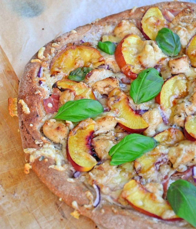 Pizza med kylling, spekeskinke & nektarin