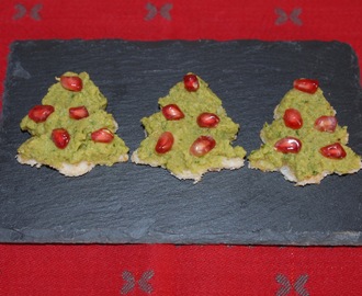Oliventapenade juletrær med basilikum