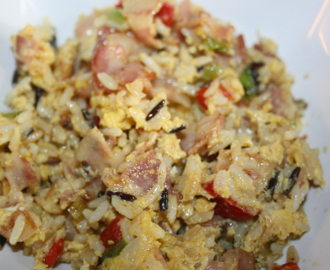 Steikt ris med bacon og egg