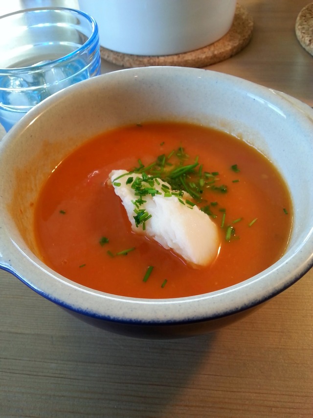 Hjemmelaget tomatsuppe med torskefilet