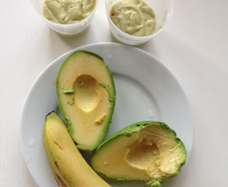 Babymat av avocado og banan - mildt og søtt.