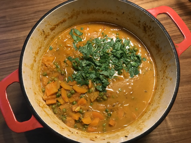 Gajar matar curry – Gulrøtter og erter i mild, aromatisk saus