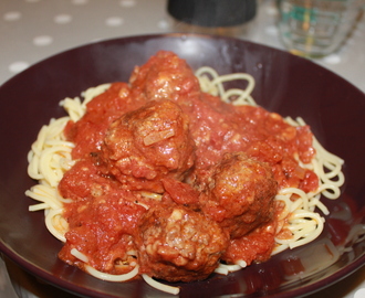 Ostefylte kjøttboller og Spagetti