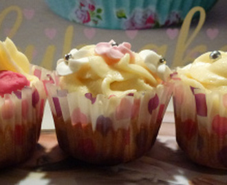 Oppskrift på deilige vanilje cupcakes med karamell frosting (krem)