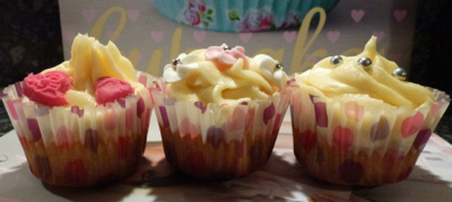 Oppskrift på deilige vanilje cupcakes med karamell frosting (krem)