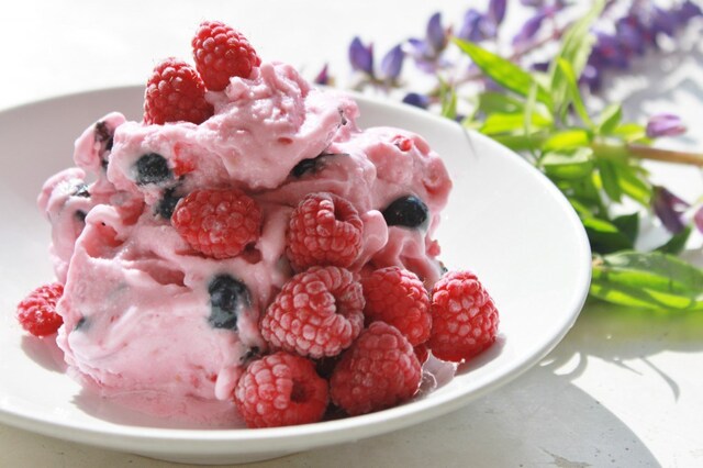 Greskt yoghurtis med blåbær og bringebær
