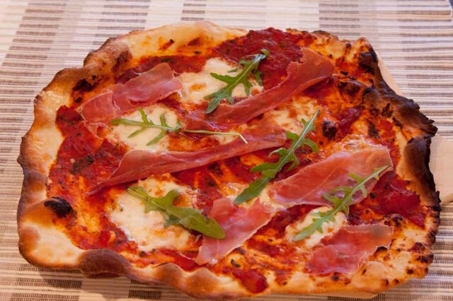 ITALIENSK PIZZA MED SERRANOSKINKE