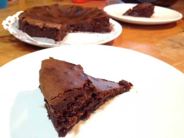 Slik lager du sukkerfri sjokoladekake steg for steg i bilder