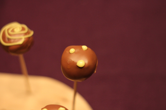 CAKE-POPS med sjokoladekake og vaniljesaus...