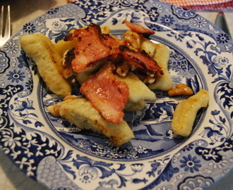 Fingerpoteter med sprøstekt bacon og innsneket valnøtt