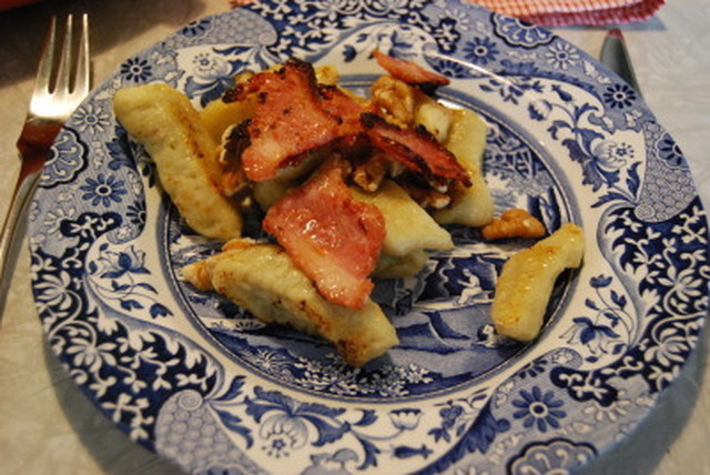 Fingerpoteter med sprøstekt bacon og innsneket valnøtt
