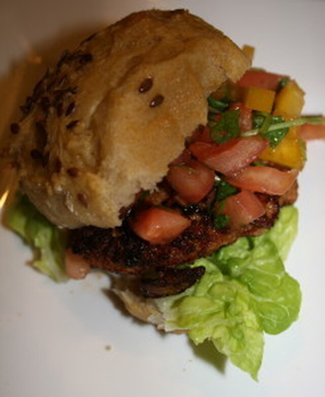 oppskriftsonsdag – Kyllingburger med paprikasalas og Glutenfrie hamburgerbrød