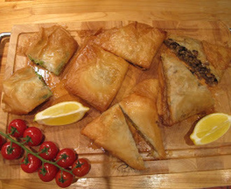 Samosas i lange baner