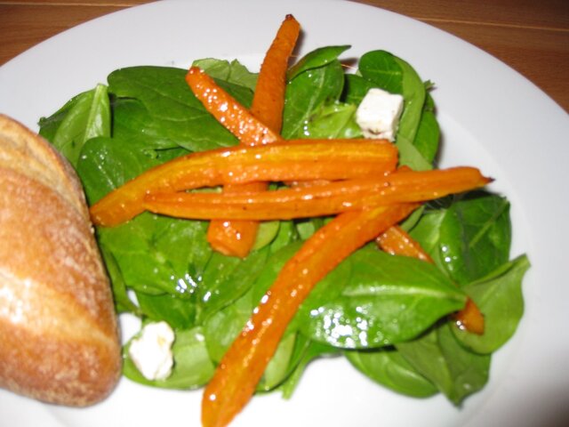 Salat med spinat, fetaost og bakte gulrøtter
