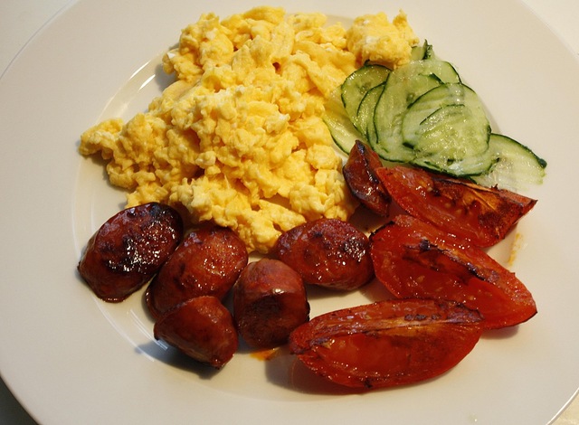 Eggerøre med Chorizopølse og tomat