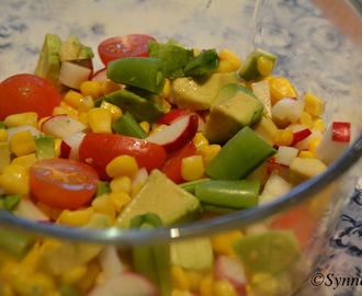Salat med mais, tomat og avocado