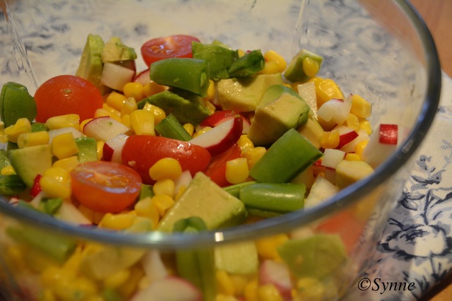 Salat med mais, tomat og avocado