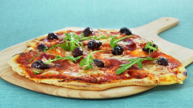 Italiensk pizza med spekeskinke og oliven
