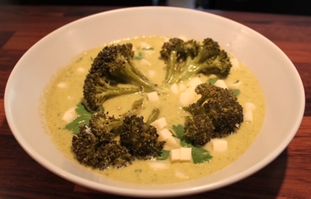 Purresuppe med ovnsbakt brokkoli og osteterninger.