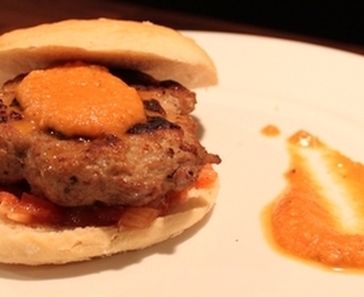Hjemmelaget alternativ hamburger med hjemmelaget ketchup, tomatchutney og hamburgerbrød.