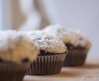 Søndagskos; sjokolademuffins med kokostopping