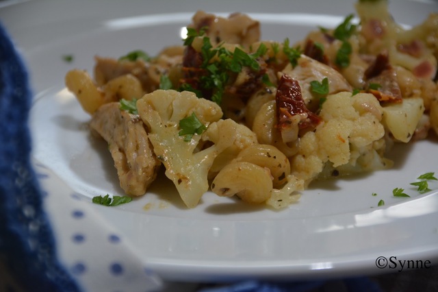 Pasta med kylling, blomkål og krydderost