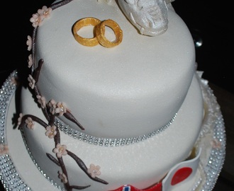 WEDDING CAKE WITH GUARDIAN DRAGON.