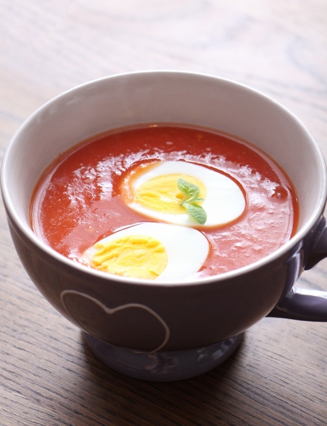 Tomatsuppe med kokt egg