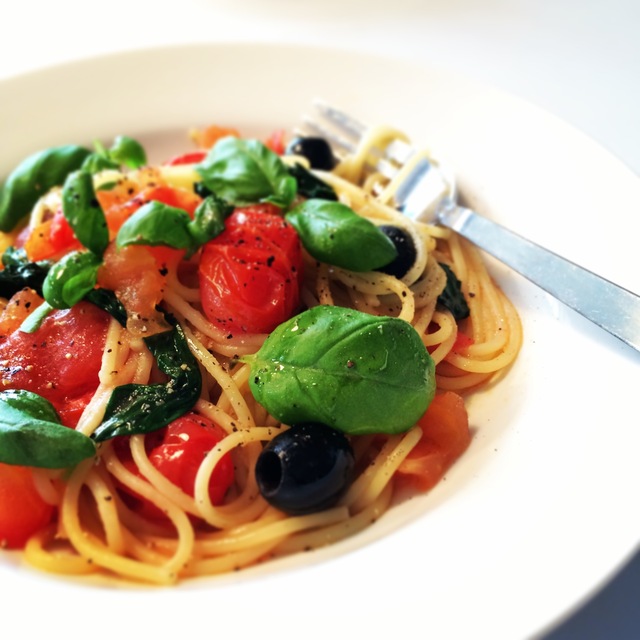 Spaghetti med tomat, basilikum og oliven