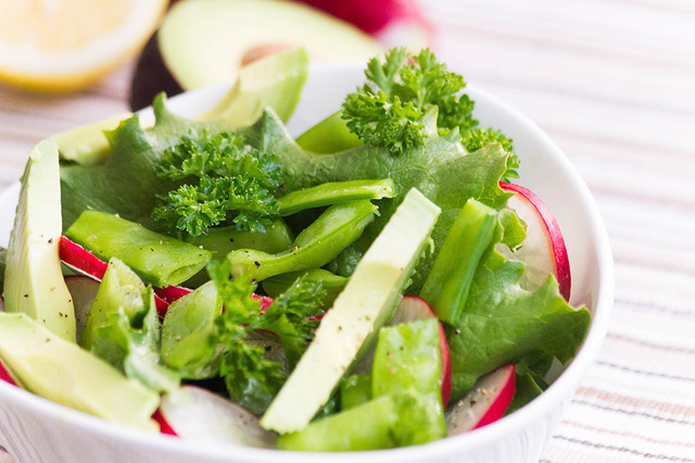 Grønn salat med sukkererter og reddik