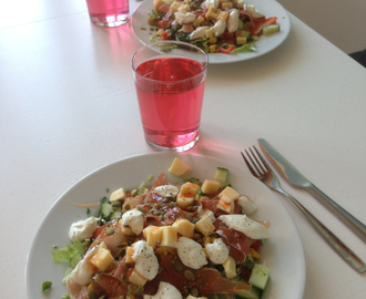 En super lunsj: salat med seranoskinke, ost ++