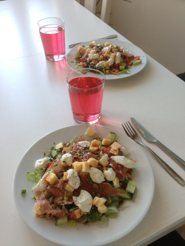 En super lunsj: salat med seranoskinke, ost ++