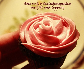 Søte små sjokoladecupcakes med søt rosa topping